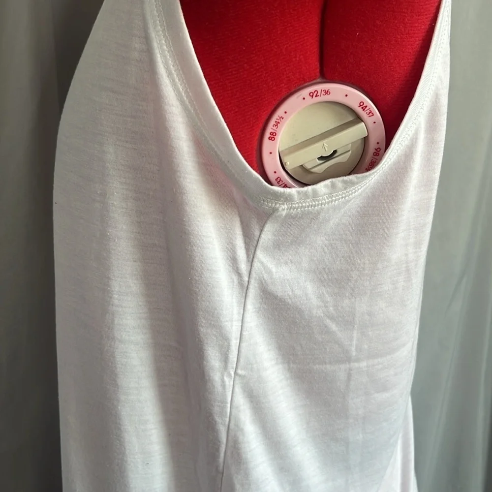 SM196 Old navy active tank top in white with mesh and open. Back detailing - Picture 7 of 8